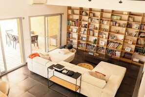 Télévision, livres, médiathèque, écrans d'ordinateur