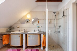 Bruser, gratis toiletartikler, hårtørrer, håndklæder