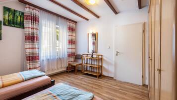 1 habitación, tabla de planchar con plancha, wifi gratis y ropa de cama