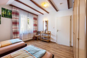 1 chambre, fer et planche à repasser, accès au Wi-Fi (inclus)