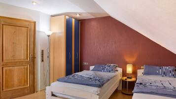 2 bedrooms, iron/ironing board, free WiFi, bed sheets