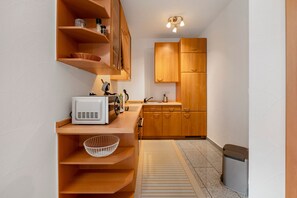 Fridge, microwave, oven, stovetop - Apartment 'In Der Vulkan-Eifel' with Wi-Fi (Mendig)