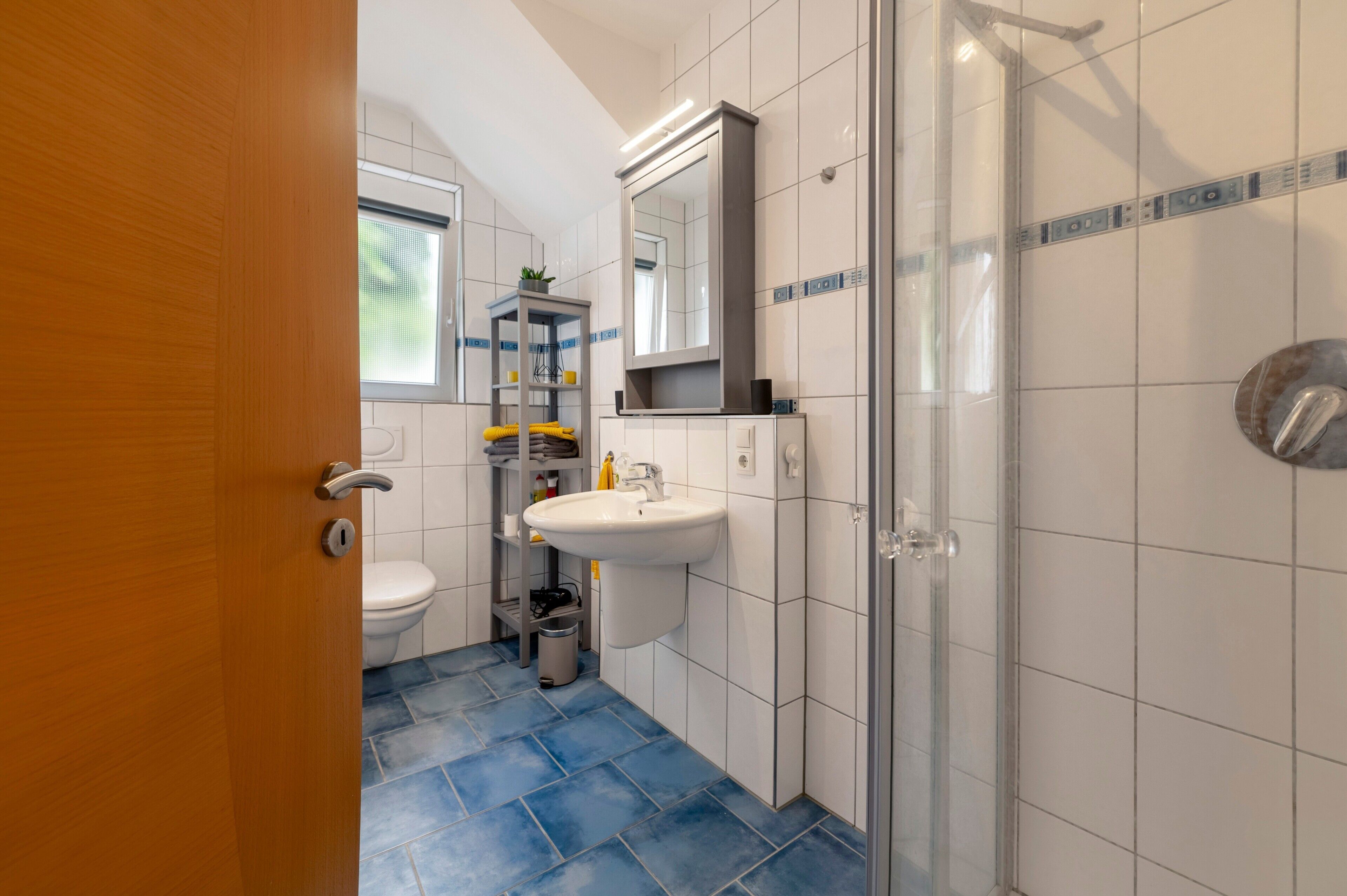 Douche, sèche-cheveux, serviettes fournies