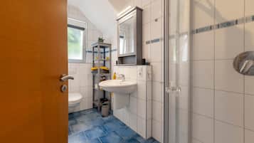 Douche, sĂšche-cheveux, serviettes fournies