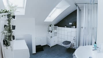 Een douche, een haardroger, handdoeken