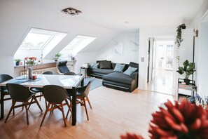 TV - Apartment 'Wadee' with Lake View, Balcony and Wi-Fi (Radolfzell am Bodensee)