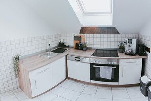 Een koelkast, een magnetron, een oven, een kookplaat