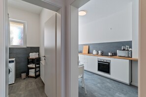 Fridge, microwave, oven, stovetop - Holiday Apartment '1st Floor Left' with Balcony and Wi-Fi (Pforzheim)