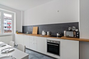 Frigorífic, microones, forn i placa de cuina 