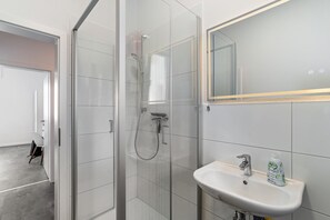 Ducha, secador de pelo y toallas