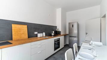 Frigorifero, microonde, forno, piano cottura