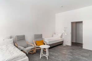 3 bedrooms, iron/ironing board, free WiFi, bed sheets - Holiday Apartment '1st Floor Left' with Balcony and Wi-Fi (Pforzheim)