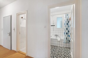 Dusche, Haartrockner, Handtücher