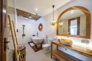 Sèche-cheveux, serviettes fournies, savon, papier toilette