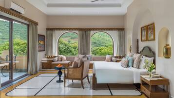 Suite ejecutiva, balcón, vista a la colina | Muebles diferentes, escritorio y espacio para trabajar con laptop