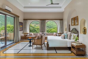 Executive suite, balkon, uitzicht op heuvels | Individueel gemeubileerd, een bureau, een laptopwerkplek, gratis wifi