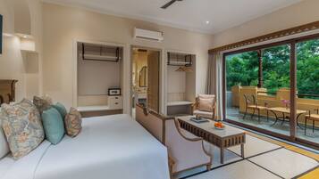 Suite de lujo | Muebles diferentes, escritorio y espacio para trabajar con laptop