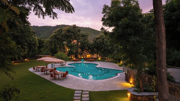 Alberca techada y alberca al aire libre