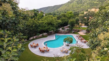 Alberca techada y alberca al aire libre