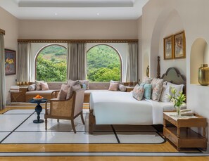 Suite exécutive, balcon, vue sur la colline | Ameublement unique, bureau, espace de travail pour ordinateurs portables