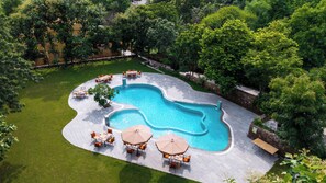 Een binnenzwembad, een buitenzwembad