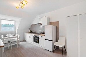 Fridge, microwave, oven, stovetop - Holiday Apartment '4th Floor Left' with Wi-Fi (Pforzheim)