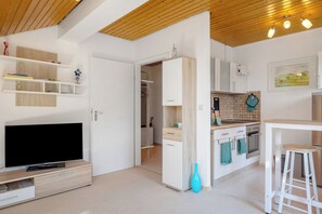 Fridge, oven, stovetop, coffee/tea maker