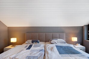 A double bed with a headboard, two bedside tables with lamps, and a window on the right. - Apartment 'Mental Fit,  11, Todtmoos' with Mountain View, Private Terrace and Wi-Fi (Todtmoos)