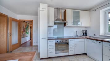 Fridge, oven, stovetop, dishwasher