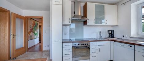 Frigorífico, horno, placa de cocina y lavavajillas