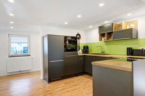 Fridge, oven, stovetop, dishwasher
