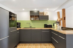 Fridge, oven, stovetop, dishwasher