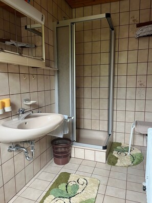 Een douche, een haardroger, handdoeken