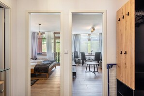 Una habitación moderna con una cama, una zona de comedor y una cocina.