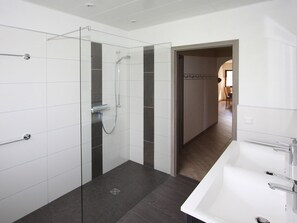 Dusche, Haartrockner, Handtücher