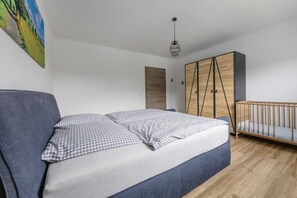 3 bedrooms, free WiFi, bed sheets