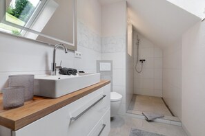 Dusche, Haartrockner, Handtücher