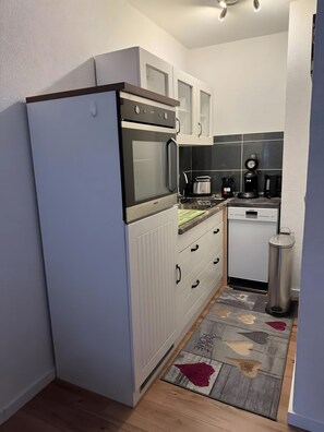 Køleskab, mikrobølgeovn, ovn, kogeplade