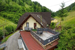Outdoor dining - Haus Wilde Rench: Apartment 'Kapellenblick' with Shared Garden, Balcony and Wi-Fi (Bad Peterstal-Griesbach)