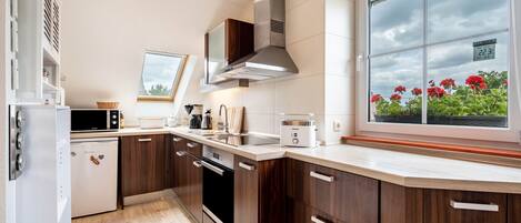 Køleskab, mikrobølgeovn, ovn, kogeplade