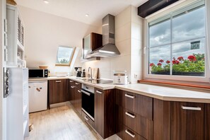 Kylskåp, mikrovågsugn, ugn och spishäll