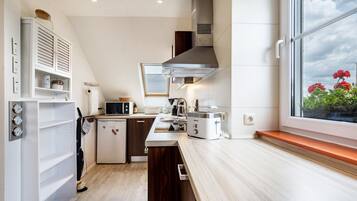 Jääkaappi, mikroaaltouuni, uuni, liesi