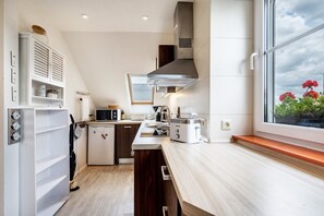 Frigorifero, microonde, forno, piano cottura