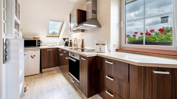 Una cocina moderna equipada con microondas, tostadora y horno.