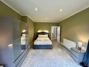 6 bedrooms, iron/ironing board, WiFi, bed sheets