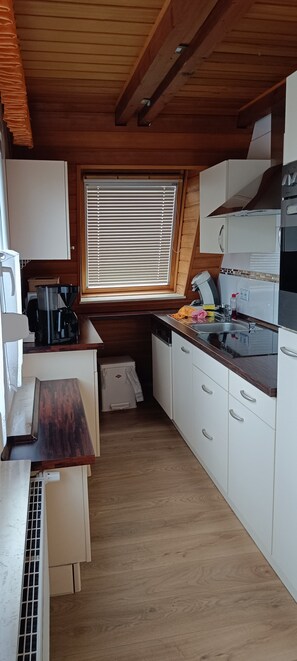 Kylskåp, mikrovågsugn, ugn och spishäll