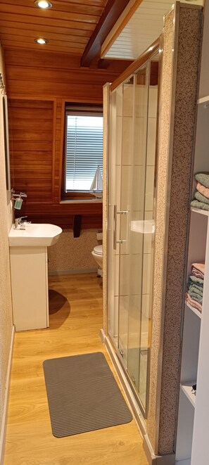 Shower, free toiletries, hair dryer