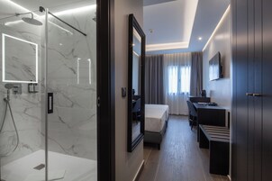 Habitación doble, vistas al patio | Minibar, caja fuerte, escritorio y espacio para trabajar con un portátil