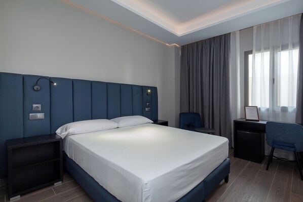 Chambre double, vue sur la cour intérieure | Minibar, coffre-fort, bureau