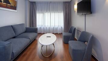 Minibar, coffres-forts dans les chambres, bureau